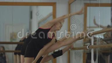 艺术体操运动员在镜子前热身。 在健身房锻炼。 艺术体操